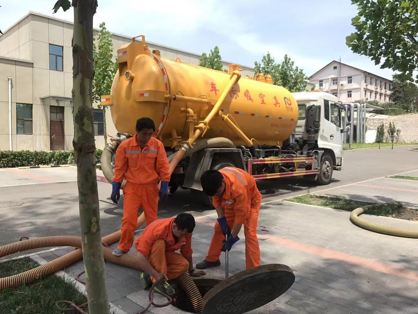 内丘管道疏通车停在窨井附近