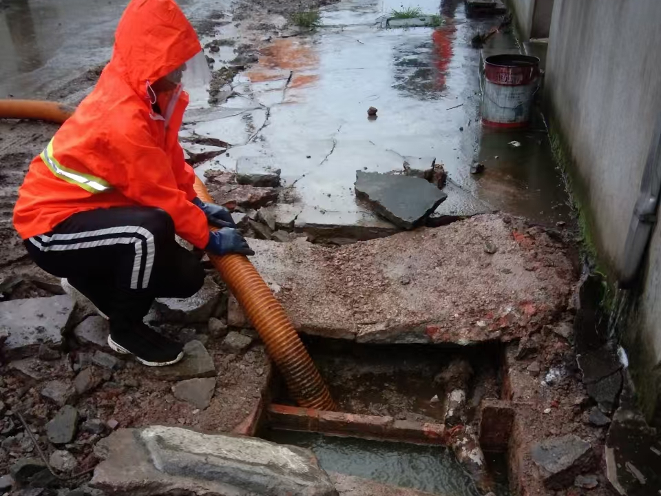 内丘专业清理污水池 炜誉市政以规范流程守护城市 “肠道”