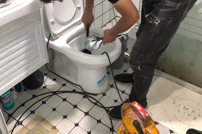 内丘马桶堵塞自己疏通还是找师傅?专业上门服务让你省时更省心